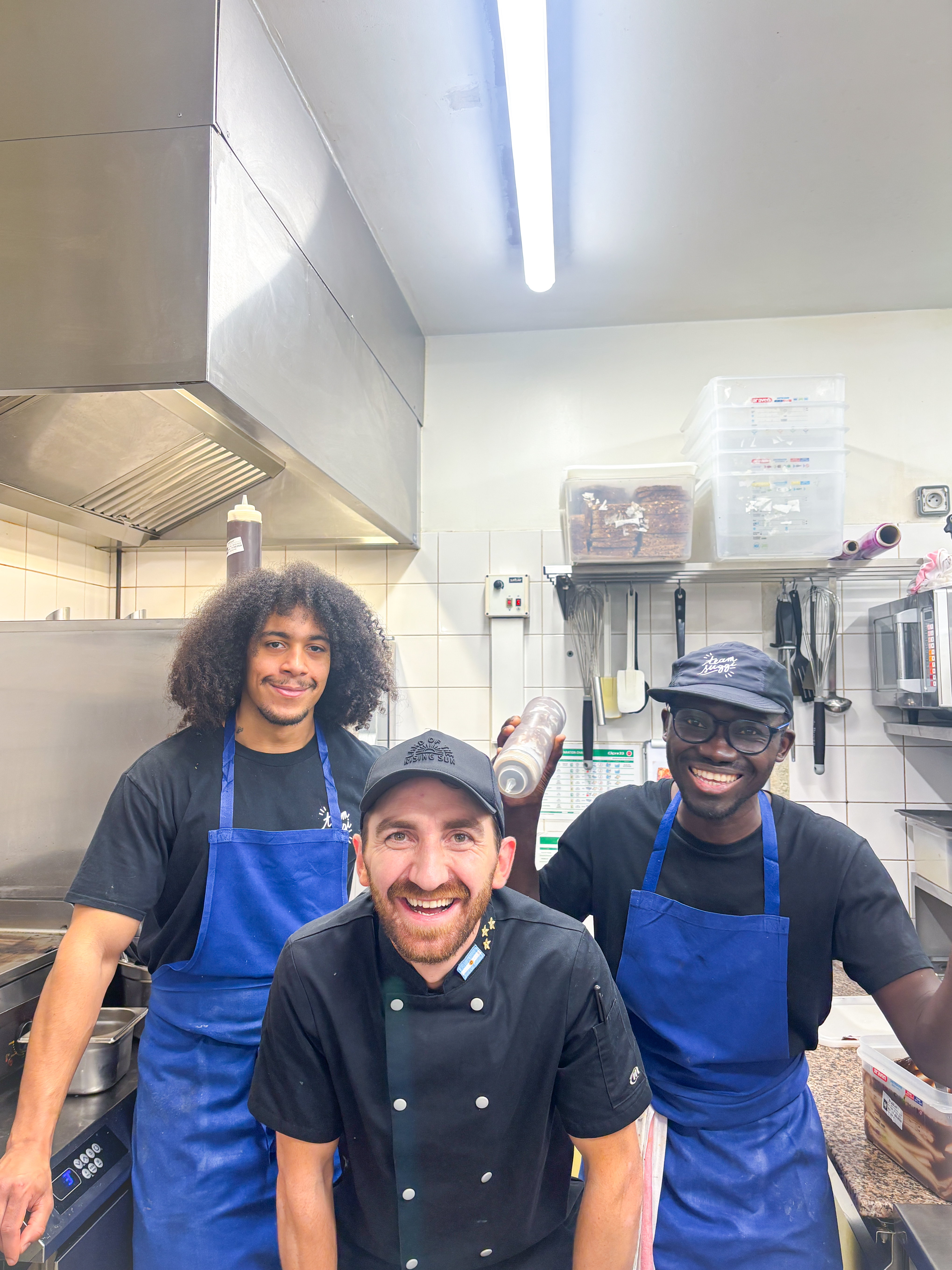 Équipe de Suzzi Kafe lors du service dans le restaurant à Bordeaux